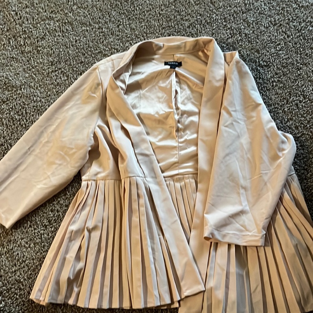Torrid Pale Pink 3/4 sleeve blazer with pleated